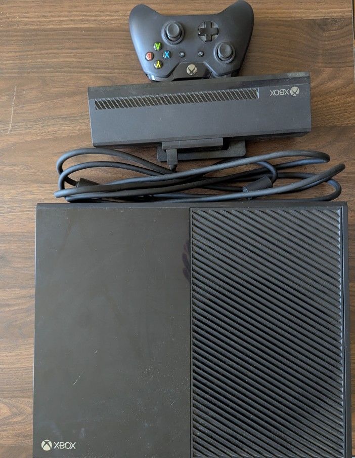 Xbox One With Controller, Kinect, Three Games