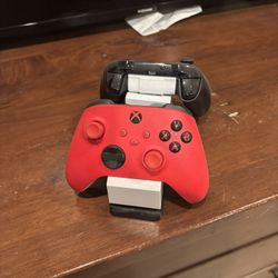 2 Xbox Controllers & Wireless Charger 