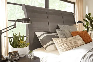 Espresso Wood Queen bed w/ Storage