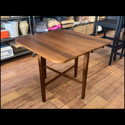 Foldable dining table