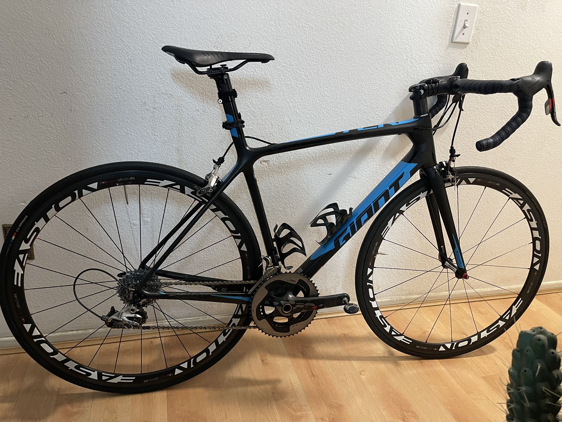 2016 Giant Full Carbon Road Bike Full Carbon Wheel Set Size Medium