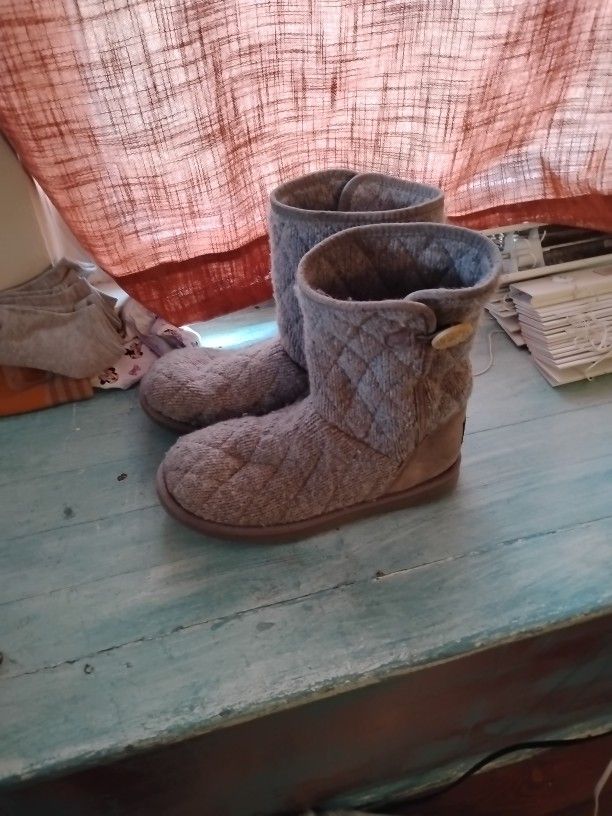 UGG SZ 8