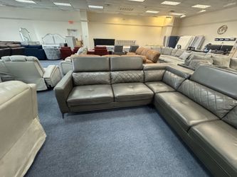 Beautiful leather sectional great low price🔥