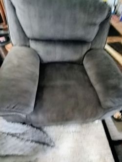Beautiful cushioned recliner