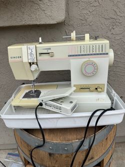 Singer Model 9010 Sewing Machine with Power Cord Foot Pedal