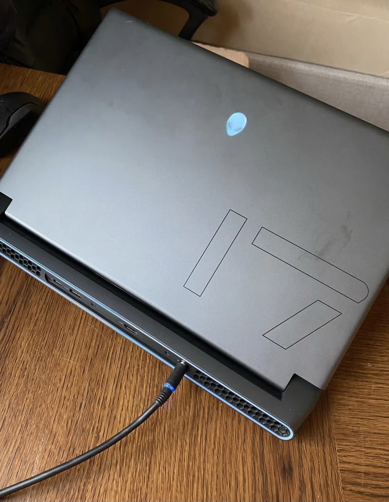 AlienWare M17 R5 Amd 6900HX & 6850M XT 12GB & 32GB DDR5 & 1Tb