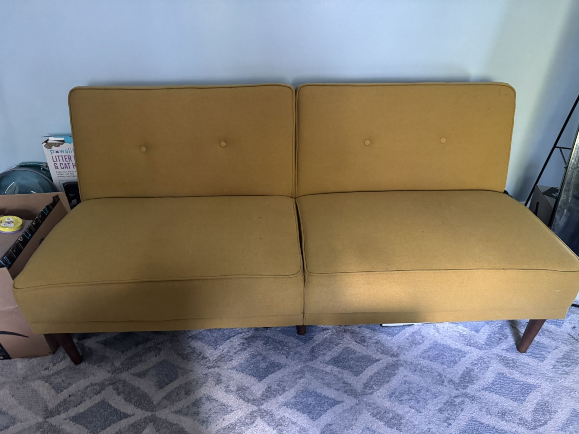 SOFÁ - COUCH