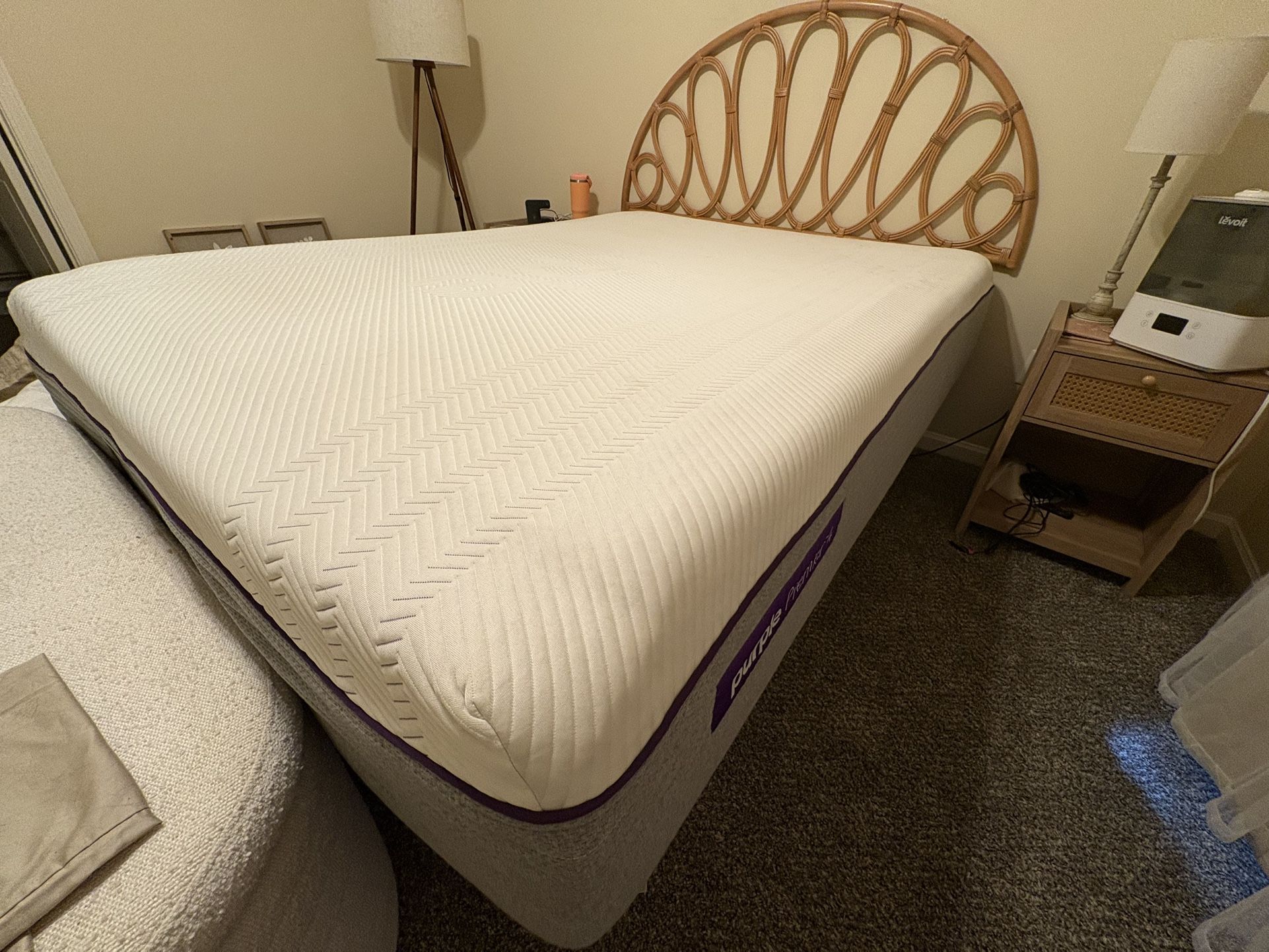 Queen mattress- Purple Premier (like New)