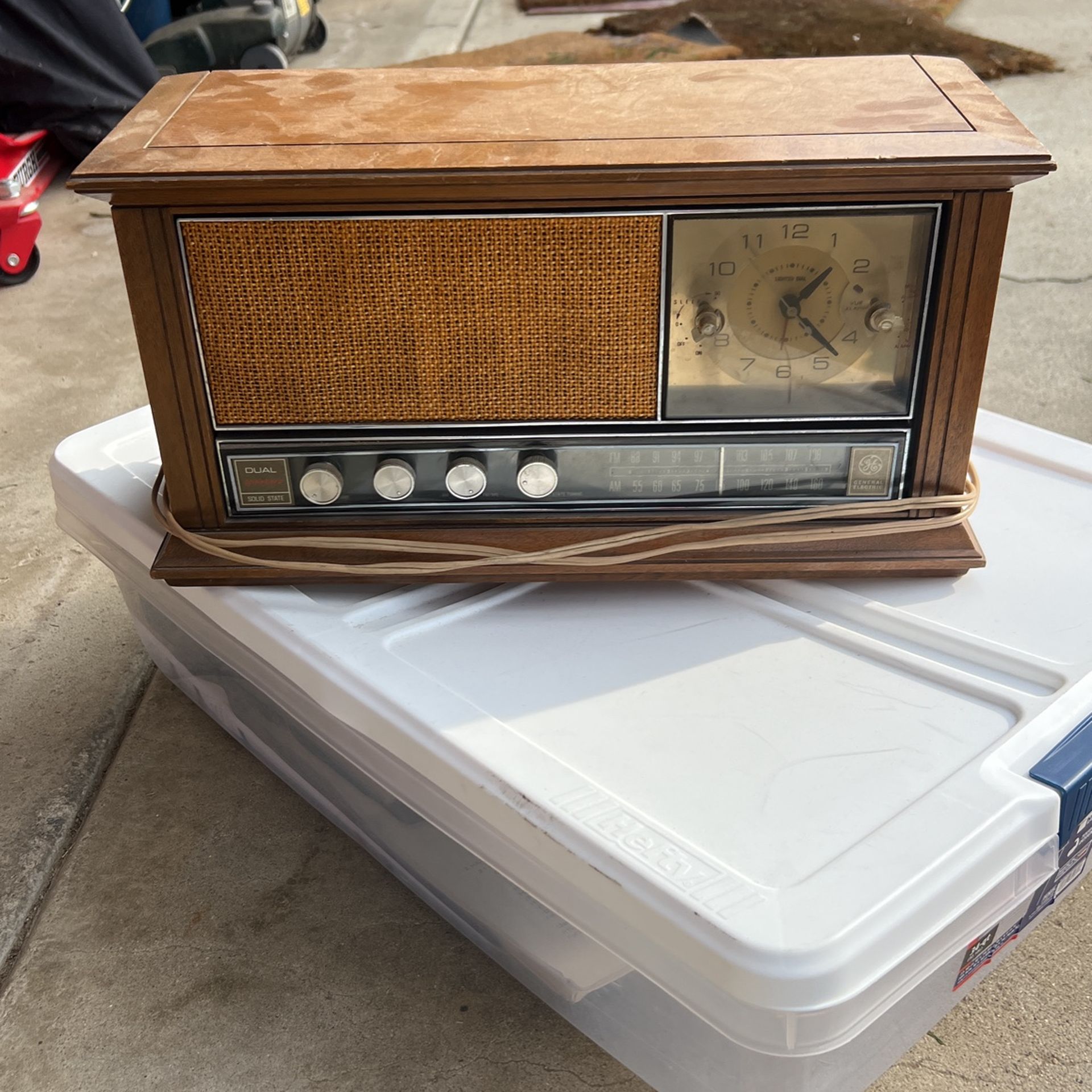 Vintage General Electric solid state radio