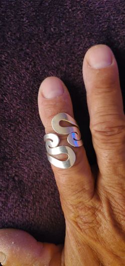 silver scroll design ring featuring an open-work swirl pattern sterling silver Size 8.5