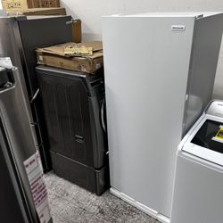 NEW FREEZER IN WHITE !