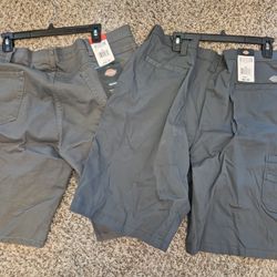 Dickies mens shorts size 40
((New)) grey

A bit wrinkle due to storage in bin can steam iron on pick up. 
76179 pick up ! 