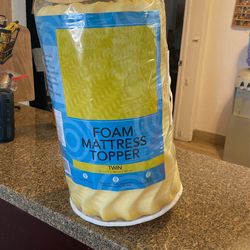 Matares Topper    Twin   $10
