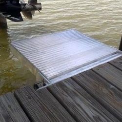 Hinged Aluminum Boat Lift Walkway / Boarding Platform