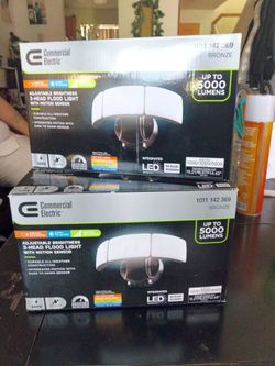 2.   3 HEAD FLÓOD LIGHTS W/ADJUSTABLE BRIGHTNESS