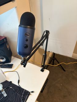 Blue yeti with desk arm stand
