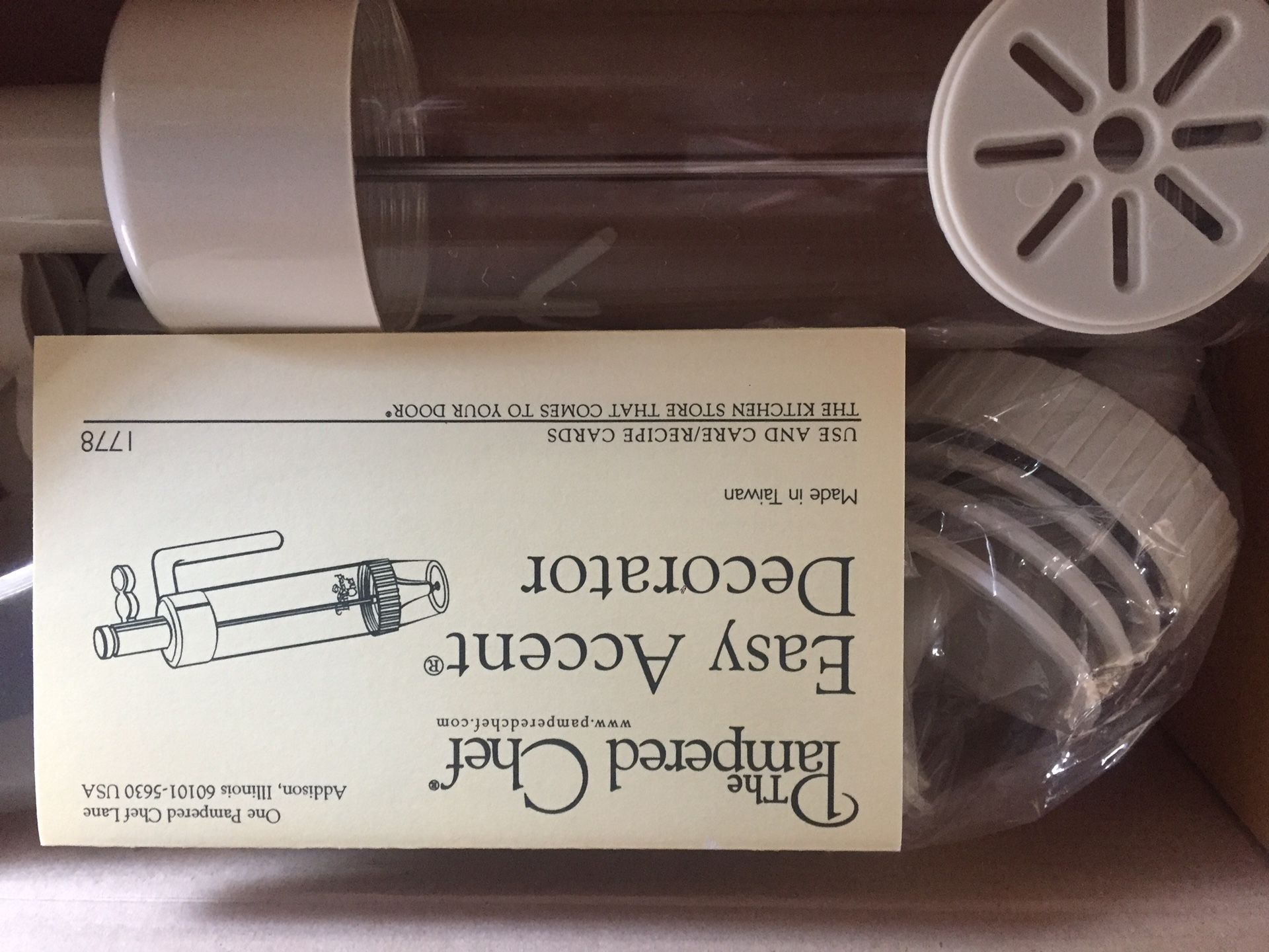 Brand new Pampered chef easy accent decorator