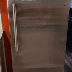 5 Feet 4 Inch Vissani Freezer/ Refrigerator Price Negotiable