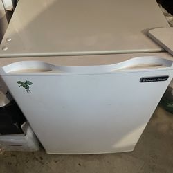 MAGIC CHEF HMBR265WE1 White 2.6 Cu Ft College Dorm Mini Refrigerator Freezer