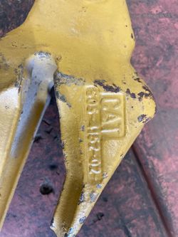New CATERPILLAR  left hand two strap corner adapter