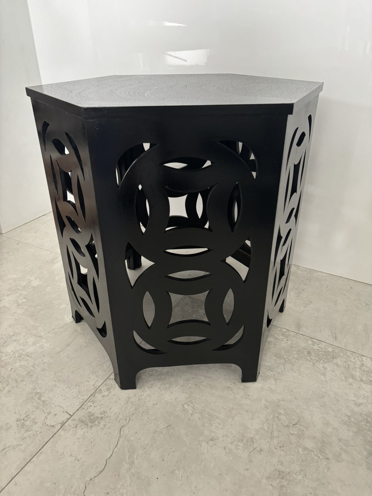 BLACK SIDE TABLE