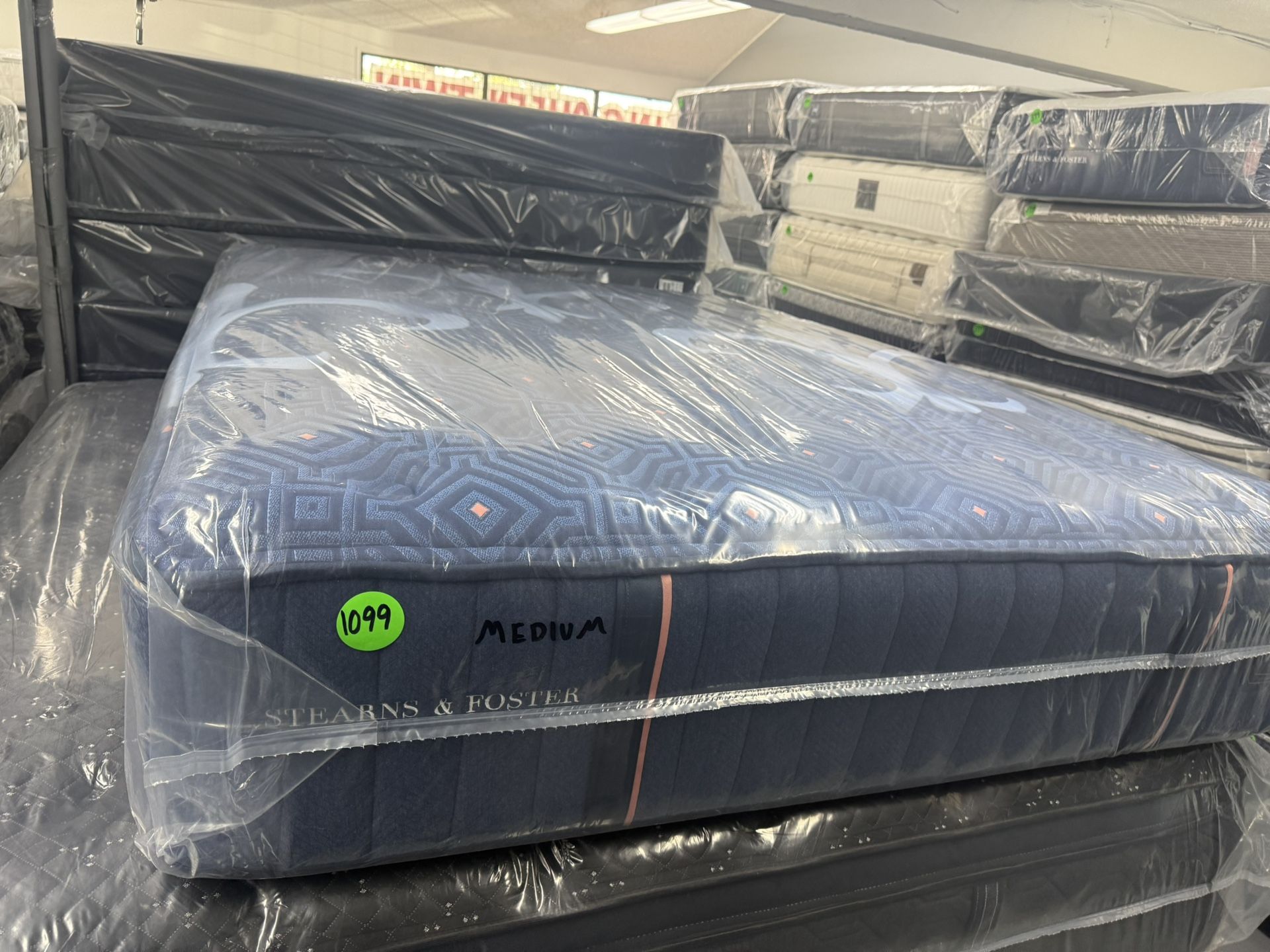 QUEEN SIZE STEARNS & FOSTER LUX ESTATE (MEDIUM) MATTRESS & BOX SPRING BED SET