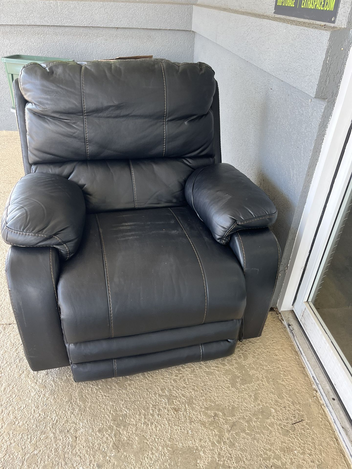 La-Z-Boy Leather Recliner (Like-New/Barely Used)