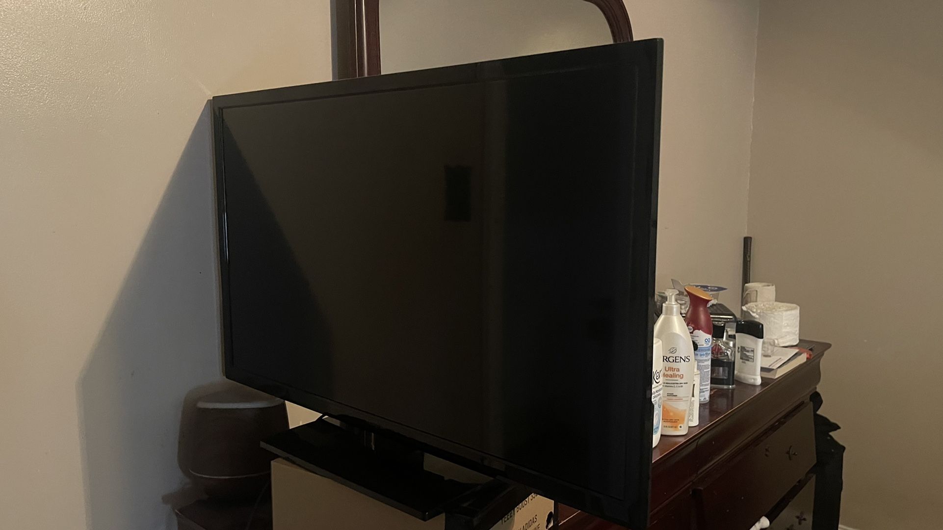 32in Insignia TV