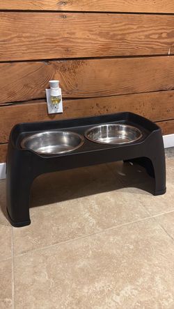 Dog bowl stand with bowls