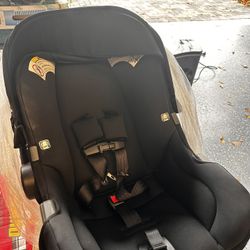 Nuna Pipa car seat And Base 