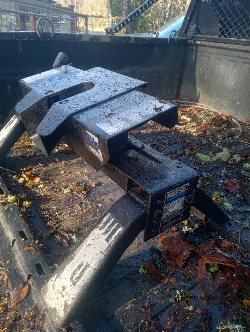 16,000 Lb Reese Brand Fifth Wheel Hitch System .