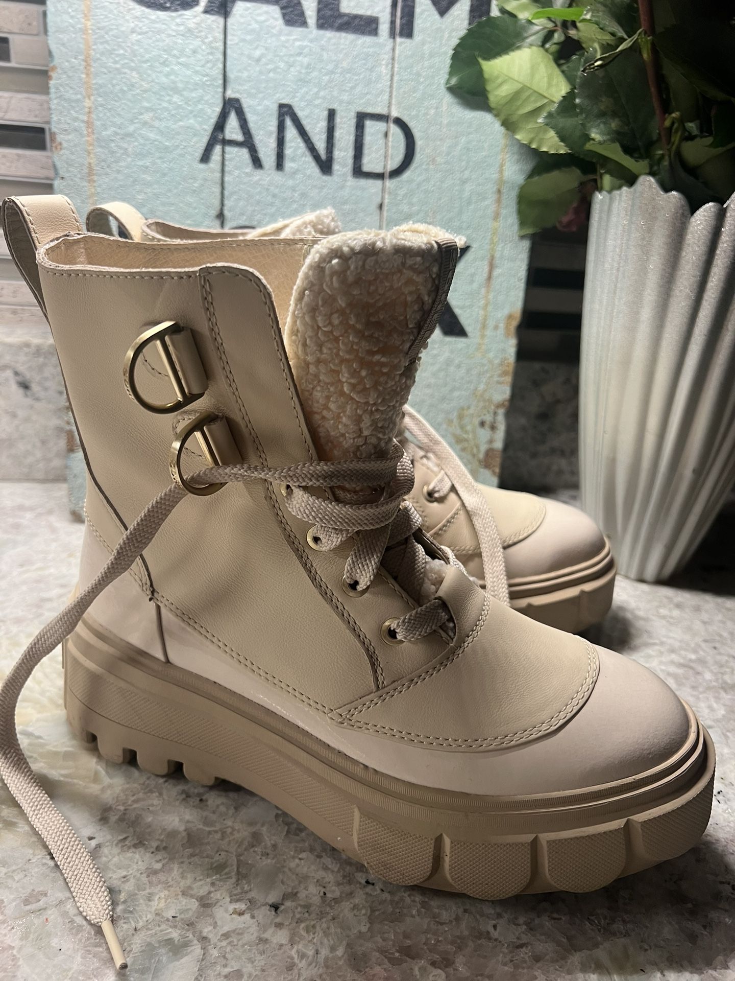 New! Sorel Woman’s Winter Boots! Waterproof, Warm! Size US 8