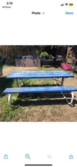 Picnic table