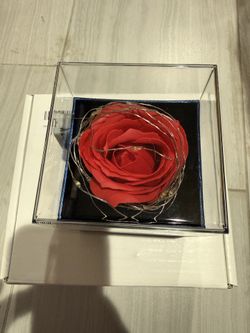 Valentine's Day gift box with glowing, preserved red roses, perfect for women, mothers, wives, anniversaries, and birthdays. Includes a free lucky cha