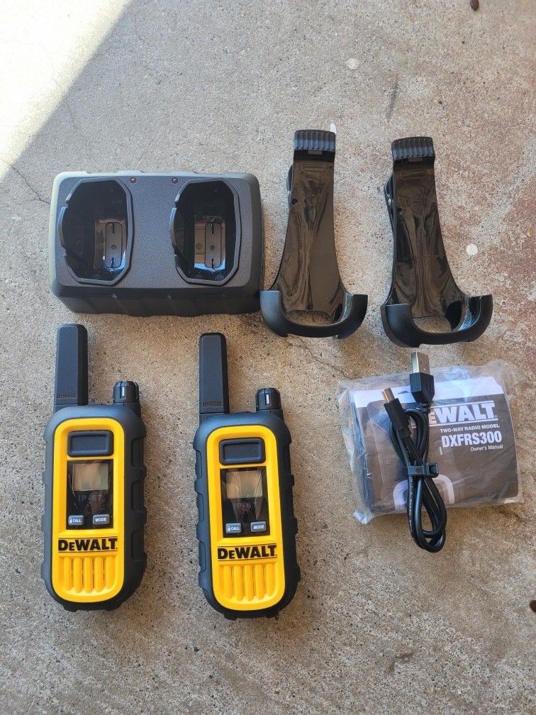 Dewalt walkie talkie DXFRS300...COMO NUEVO_LIKE NEW $85 PRECIO FIJO_FIRM PRICE