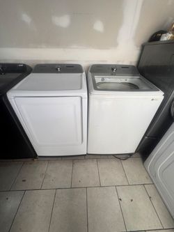 SAMSUNG WHITE JUMBO 5.0 CU FT SMART WASHER AND GAS DRYER SET