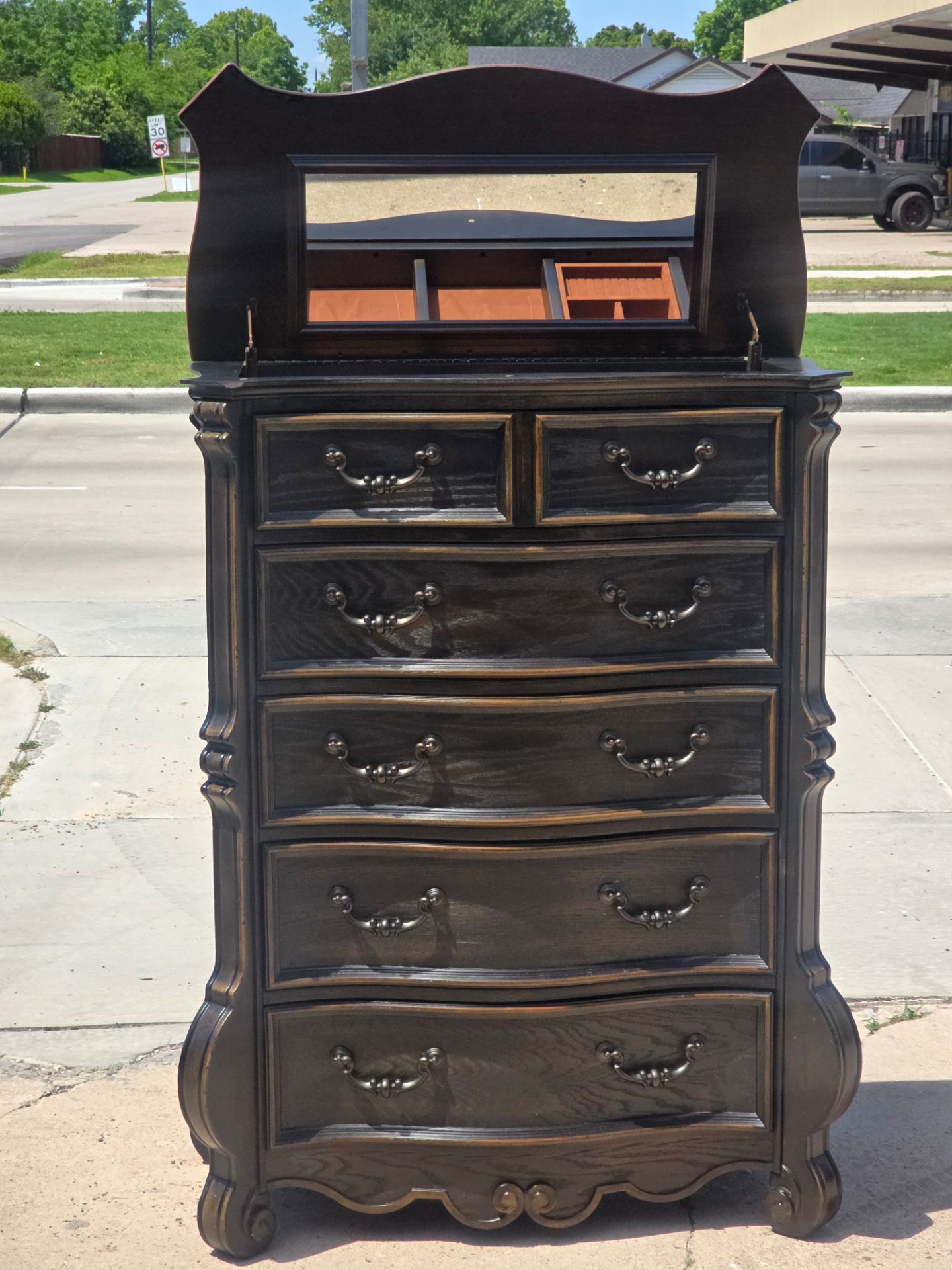 DRESSER