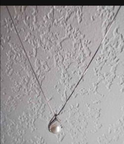 Beautiful necklace Brand New in Box!