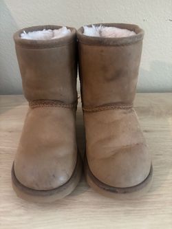 Toddler size 9 Uggs