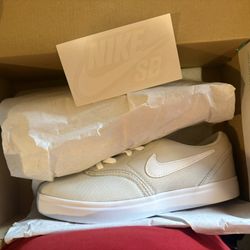 Brand New Nike SB Light Bone.       DS OGO New Size 3y