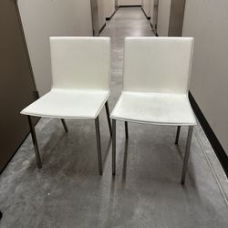 Outdoor/indoor Modern Pair Of Pearl White Chairs 