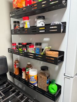 Seasoning magnet holders