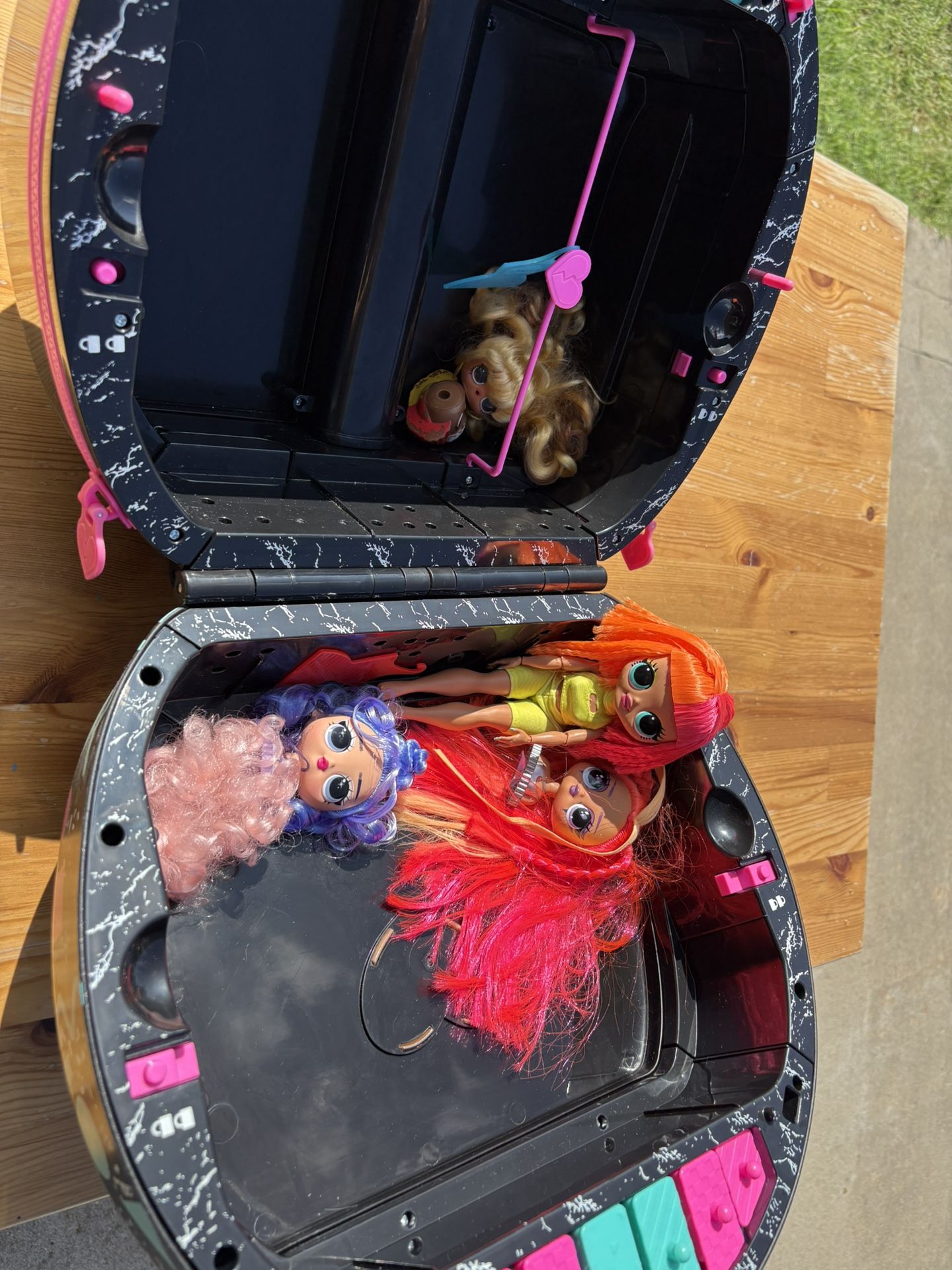 LOL Surprise OMG Fashion Closet On-the-go Playset
