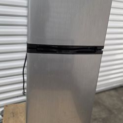 Insignia Refrigerator - NS-CF43SS9