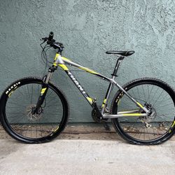 GIANT Talon 4 Mountain Bike