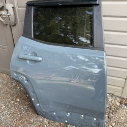Rear right door of Jeep Renegade 2017 for repair or for parts