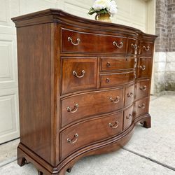 Elegant Thomasville Natural Solid Mahogany Wood 10-Drawers Dresser