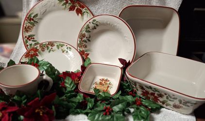 Longaberger poinsetta pattern holiday set