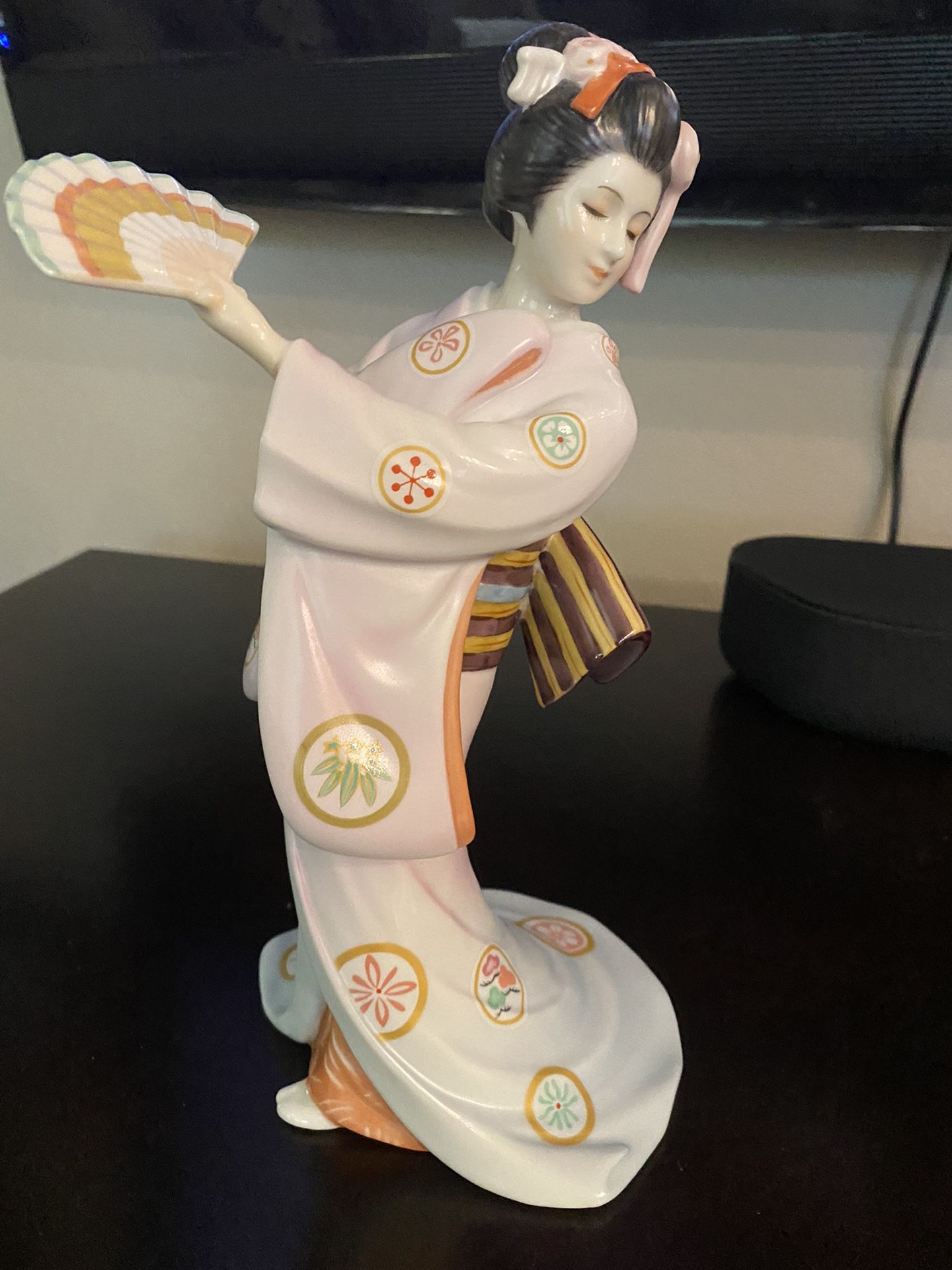 The Maiden Of The Fluttering Fan -  Oriental Figurine 