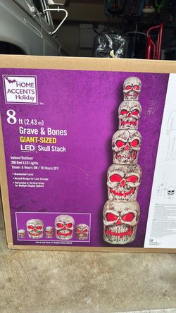 8ft Stackable Skulls